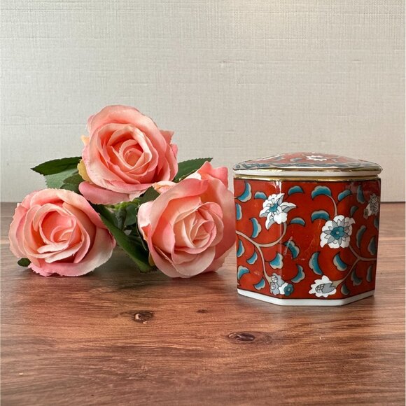 Vintage Small Porcelain Trinket Box Red, Blue and Grey Floral by ETUDE Takahashi - Picture 9 of 9
